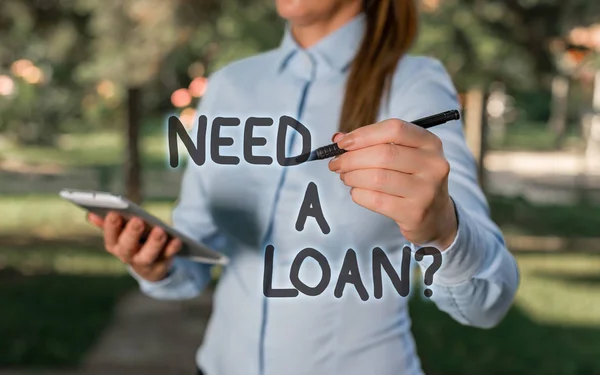 Концептуальный почерк, показывающий вопрос "Нужен кредит". Сумма денег, часто заимствованная из банка Женщина в синей рубашке, указывая пальцем в пустое место . — стоковое фото
