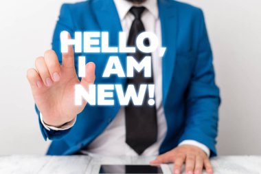 Merhaba Ben Yeniyim yazma el yazısı metin. Tebrik olarak kullanılan ya da telefon görüşmesine başlamak için kullanılan kavram anlamı İşadamı önünde işaret parmağı ile.