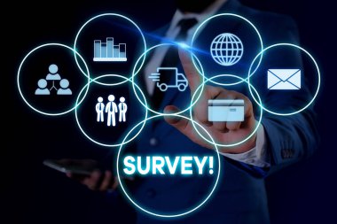 Anket'i gösteren metin işareti. Önceden tanımlanmış bir gruptan veri toplamak için kullanılan kavramsal fotoğraf araştırma yöntemi Akıllı cihaz kullanarak sunum sunan erkek giyim resmi iş elbisesi.