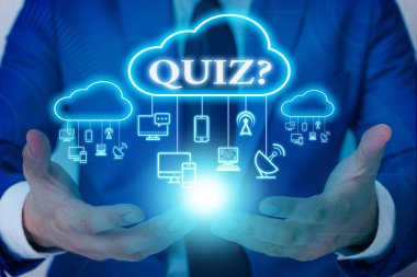 Kelime yazma metin Quiz Soru. Bireyler veya takımlar arasında rekabet olarak bilgi testi için iş konsepti Akıllı cihaz kullanarak sunum sunan erkek insan giyim resmi iş elbisesi.