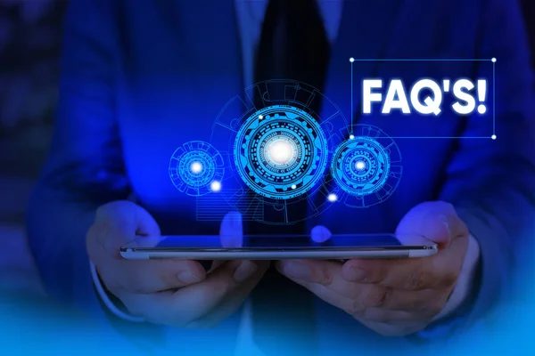 Schreiben Notiz zeigt faq s. Business-Foto präsentiert Liste der Fragen und Antworten in Bezug auf bestimmte Themen männlichen tragen formalen Anzug präsentiert Präsentation Smart-Gerät. — Stockfoto