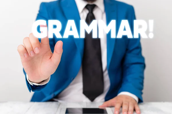 Scrivere testi a mano Grammatica. Concetto che significa intera struttura del sistema linguaggio sintassi e morfologia Uomo d'affari con il dito puntato di fronte a lui . — Foto Stock