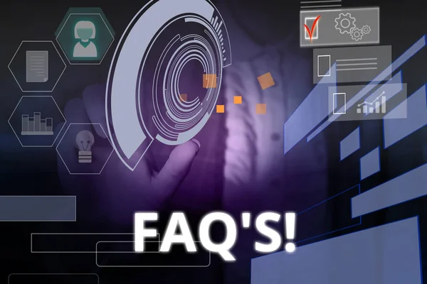 写笔记显示 Faq S. 商业照片，展示与特定主题相关的问题和答案列表 妇女穿着正式工作服演示演示使用智能设备. — 图库照片