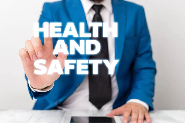 Kézírásos szöveg írása egészségügyi és biztonsági kérdés. Koncepció értelmében rendeletek és eljárások megelőzésére szánt baleset üzletember ujjal mutatva előtte. — Stock Fotó