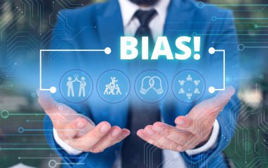 El yazısı metin Bias. Kavram anlamı eğilimi veya önyargı bir gösteri grubu erkek giyim resmi iş elbisesi akıllı cihaz kullanarak sunum sunan karşı.