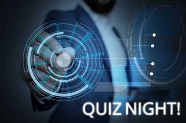 Quiz Night'ı gösteren not yazma. Bireyler arasında akşam test bilgi yarışması vitrine İş fotoğraf Erkek sunum akıllı cihaz sunan resmi takım giymek.
