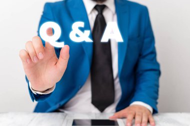 Soru sorulur ve önündeki işaret parmağı ile İşadamı cevaplar kavram anlamı Q Ve A. yazma el yazısı metin.