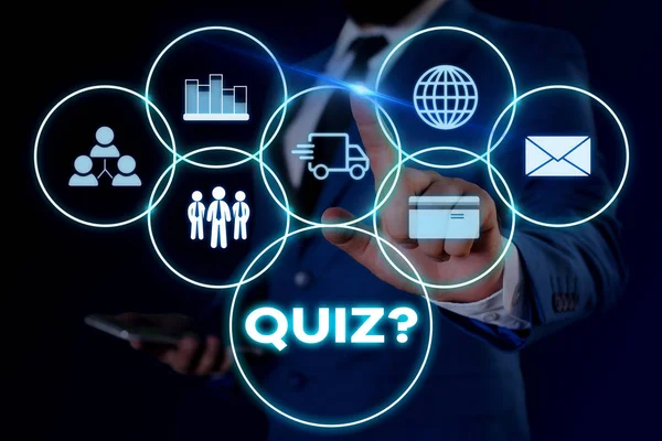 Textschild mit Quizfrage. konzeptionelle Foto-Test des Wissens als Wettbewerb zwischen Einzelpersonen oder Teams männlichen Menschen tragen formale Arbeitsanzug präsentiert Präsentation mit intelligenten Gerät. — Stockfoto