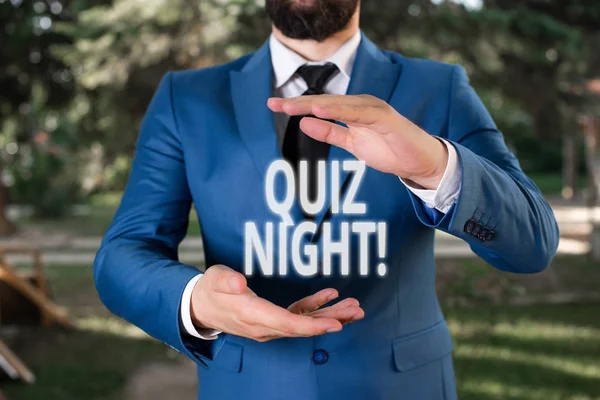 Scriere de mână text Quiz Night. Conceptul înseamnă competiție de cunoștințe de test de seară între indivizi Omul cu mâinile deschise stă în suită. Concept cu spațiu de copiere și om . — Fotografie, imagine de stoc