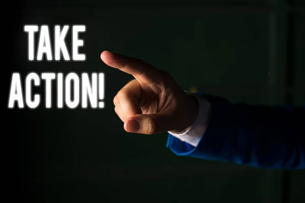 Текст для написания слов Take Action. Бизнес-концепция делать что-то официальное или согласованное для достижения цели с проблемой изоляции руки указывая пальцем. Концепция бизнеса . — стоковое фото