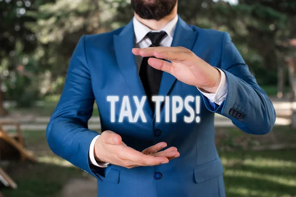 Handschriftliche Steuertipps. Das Konzept der Zwangsabgabe auf die Staatseinnahmen, die von Staatsmännern mit offenen Händen erhoben wird, steht auf der Kippe. Konzept mit Kopierraum und Mensch. — Stockfoto