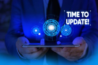 Güncelleştirme Zamanı'nı gösteren not yazma. Bir şey veya güncelleştirilmiş sürüm programı Erkek resmi takım elbise sunum akıllı cihaz sunan güncelleme hareket vitrine.