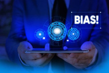 Bias'ı gösteren bir not yazıyorum. Bir gösteri grubu için veya karşı eğilim veya önyargı vitrine İş fotoğraf Erkek sunum akıllı cihaz sunan resmi takım giymek.