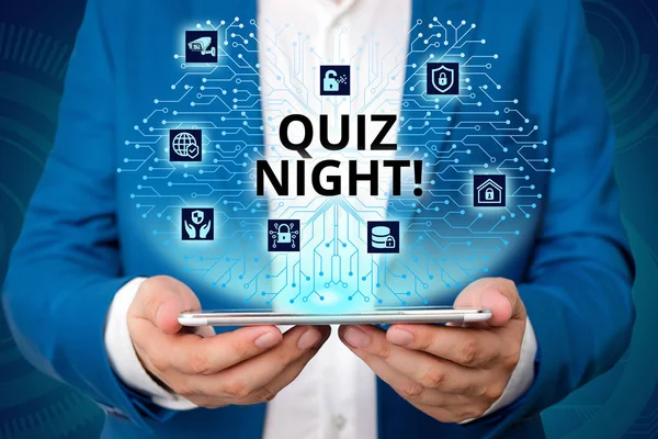 Scrierea textului de mână Quiz Night. Concept însemnând competiția de cunoștințe de test de seară între indivizi Costum de lucru formal de uzură umană de sex masculin care prezintă prezentarea folosind dispozitivul inteligent . — Fotografie, imagine de stoc