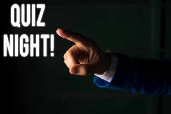 Texte d'écriture de mots Quiz Night. Concept d'entreprise pour le test du soir connaissance compétition entre les individus Isolé main pointant avec le doigt. Concept d'entreprise pointant du doigt . — Photo