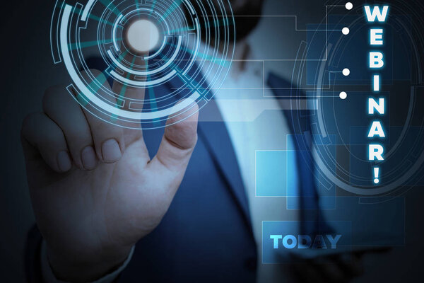 Вебинар по написанию текстов. Бизнес-концепция для семинаров или других презентаций, которые проходят в Интернете Мужской рабочий костюм, представляющий презентацию с использованием смарт-устройства
.