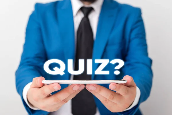 Scriere de mână text de scris Quiz Întrebare. Conceptul înseamnă test de cunoaștere ca concurență între indivizi sau echipe Businessman în suită albastră cu cravată ține turul în mâini . — Fotografie, imagine de stoc