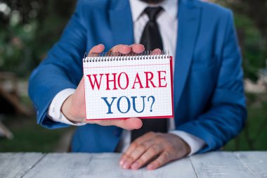 El yazısı metin yazma Kim Sın Soru vardır. Kavram, birisi nin kimliğini sorma veya gösteriş bilgileri Man'in önünde kopya alanı olan boş bir kağıt tuttuğu anlamına gelir.