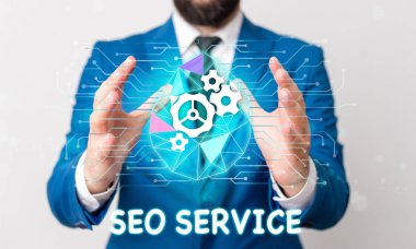 Seo Servisini gösteren metin işareti. Kavramsal fotoğraf teknikleri ve prosedürleri web sitesi görünürlüğünü artırmak için erkek insan giyim resmi iş elbisesi akıllı cihaz kullanarak sunum sunan.