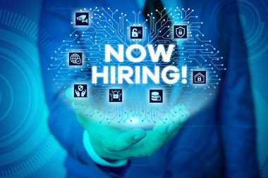 Kelime yazma metni Şimdi İşe. Gelecekteki çalışanlarla iş ilişkisinin değerlendirilmesi için iş konsepti Akıllı cihaz kullanarak sunum sunan erkek giyim resmi iş elbisesi.