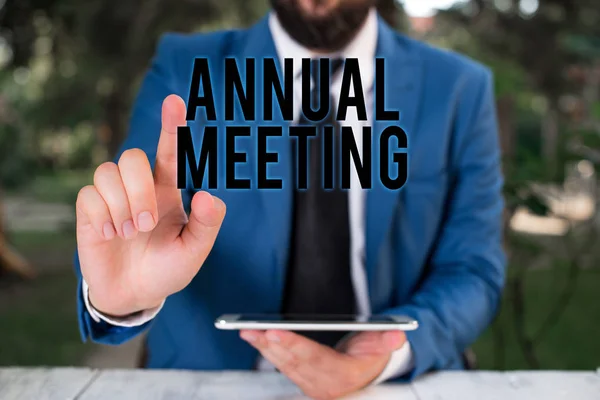 Word írás szöveg éves Meeting. Üzleti koncepció éves ülésén az általános tagság egy szervezet üzletember mutatva ujját előtte. — Stock Fotó