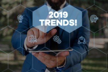 El yazısı metin yazma 2019 Trendleri. Kavram, bir şeyin geliştirdiği veya değiştirdiği genel yönü ifade eden Erkek insan giyim resmi iş elbisesi sunan sunum akıllı cihaz kullanılarak.