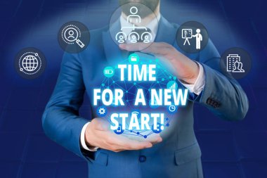 Yeni Bir Başlangıç Zamanı'nı gösteren not yazma. İş fotoğraf vitrin bir şey şu anda başlamak gerekiyordu Taze iş Erkek insan giyim resmi iş elbisesi akıllı cihaz kullanarak sunan.