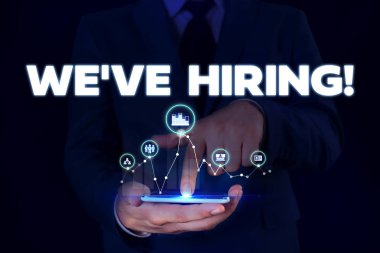 İşe Alıyoruz'u gösteren bir not yazıyorum. Son zamanlarda birini istihdam veya belirli bir iş yapmak için birisi ödeme Gösteren İş fotoğraf Erkek sunum akıllı cihaz sunan resmi takım elbise giymek.