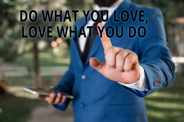 Palavra texto escrito Faça o que você ama Ame o que você faz. Conceito de negócio para perseguir seus sonhos ou paixões na vida Empresário com o dedo apontador na frente dele . — Fotografia de Stock