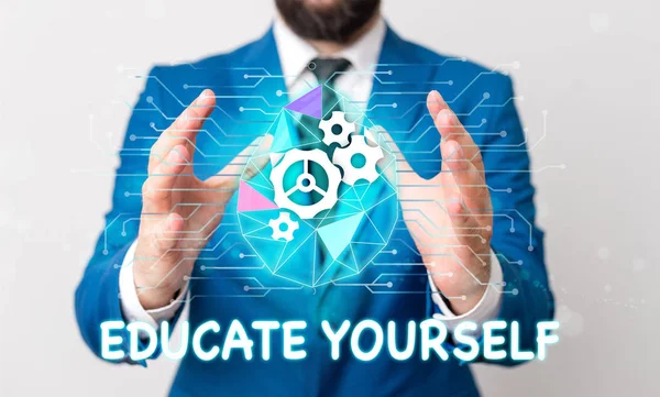 Signo de texto mostrando Educate Yourself. Foto conceptual prepararse a sí mismo o a alguien en un área o tema en particular Traje de trabajo formal de desgaste humano masculino que presenta la presentación utilizando un dispositivo inteligente . — Foto de Stock