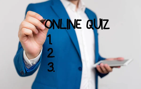 Ecriture conceptuelle montrant Quiz en ligne. Photo d'affaires mettant en vedette un jeu ou un sport de l'esprit qui sont publiés sur Internet Businessman bleu suite et chemise blanche pointant avec le doigt . — Photo