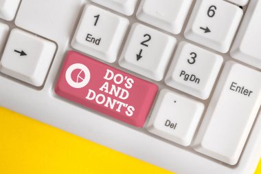 Word yazma metin Do S Ve Dont S Is. Beyaz arka plan tuşu kopyalama alanı üzerinde boş not kağıdı ile bazı faaliyet Beyaz pc klavye ile ilgili Kurallar veya gümrük tavsiye için İş kavramı.