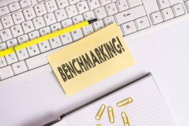 Kıyaslama'yı gösteren metin işareti. Kavramsal fotoğraf kopya alanı ile pc klavyetarafından standart veya puanları Boş turuncu kare kağıtları ile karşılaştırıldığında bir şey değerlendirmek.