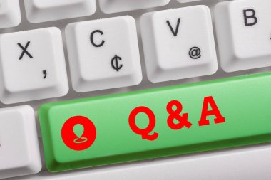 Soru sorulur ve beyaz arka plan tuşu kopya alanı üzerinde not kağıdı ile Klavye yanıtlar olarak tanımlanan Q Ve A. İş fotoğraf metni gösteren kavramsal el yazısı.