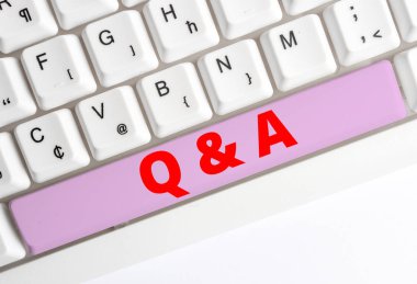 El yazısı metin yazma Q Ve A. Soru sorulan ve beyaz bilgisayar klavyesi beyaz arka plan tuş kopyalama alanı nın üzerinde boş not kağıdı ile cevap olarak tanımlanan anlam.