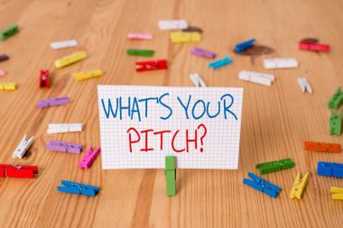 S Is Your Pitch sorusunu gösteren metin işareti. Ses veya müzik sesi özelliği hakkında soran kavramsal fotoğraf Renkli clothespin kağıtları boş hatırlatma ahşap zemin arka plan ofis.