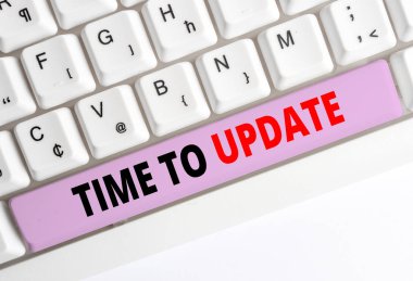 El yazısı metin yazma Zaman Güncelleme. Kavram anlamı hareket bir şey veya güncelleştirilmiş sürüm programı Beyaz pc klavye beyaz arka plan tuşu kopyalama alanı üzerinde boş not kağıdı ile güncelleme.