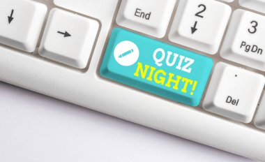 El yazısı metin Quiz Night. Kavram anlamı bireyler arasında akşam test bilgi yarışması Beyaz pc klavye beyaz arka plan tuş kopyalama alanı üzerinde boş not kağıdı ile.