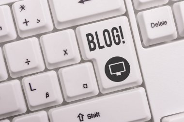 Blog'u gösteren metin işareti. Kavramsal fotoğraf düzenli olarak güncellenen web sitesi web sayfası bireysel veya grup Beyaz pc klavye si tarafından işletilen beyaz arka plan tuşu kopyalama alanı nın üzerinde boş not kağıdı ile.