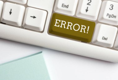 Kelime yazma metni Hatası. Beyaz arka plan tuşu kopyalama alanı nın üzerinde boş not kağıdı ile davranış yargı veya program Beyaz pc klavye yanlış olma durumu veya durumu için İş kavramı.