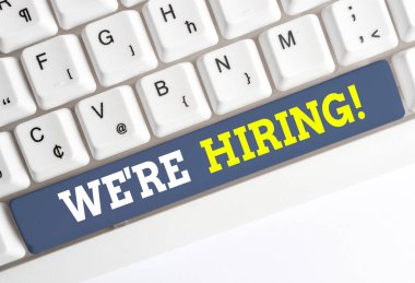 Kavramsal el yazısı Biz İşe gösteren. İş fotoğraf metin son zamanlarda birisi istihdam veya beyaz arka plan üzerinde not kağıdı ile belirli bir iş Yapmak için birisi ödemek Beyaz pc klavye.