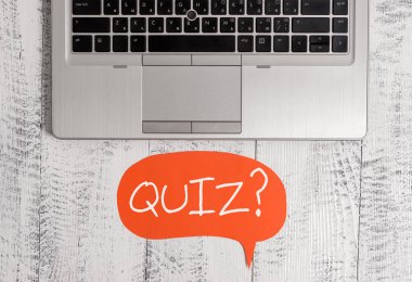 Quiz Soru gösteren not yazma. Bireyler veya takımlar arasında rekabet olarak bilgi nin görüntülenme İş fotoğraf gösteriş Açık dizüstü konuşma balonu aşağı yatan vintage tablo.
