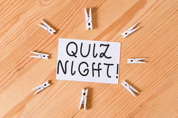 Sınav Gecesi'ni gösteren kavramsal el yazısı. Bireyler arasında İş fotoğraf metin akşam test bilgi yarışması Renkli buruşturulmuş kağıtları ahşap zemin arka plan clothespin.