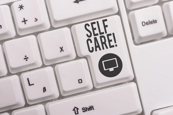 Sinal de texto mostrando Self Care. Prática de foto conceitual de tomar medidas preservar ou melhorar a própria saúde Teclado pc branco com papel de nota vazio acima do espaço de cópia de chave de fundo branco . — Fotografia de Stock