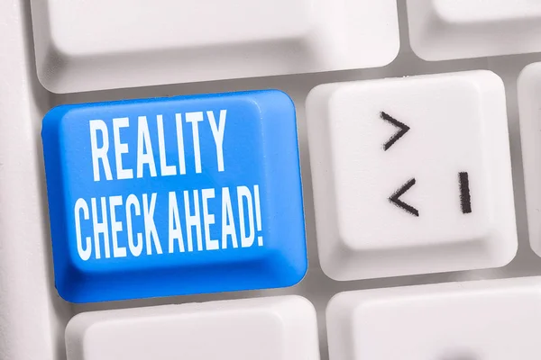 Signo de texto que muestra Reality Check Ahead. La foto conceptual les hace reconocer la verdad sobre situaciones o dificultades Teclado blanco para PC con papel de nota vacío sobre el espacio de copia de la tecla de fondo blanco . —  Fotos de Stock