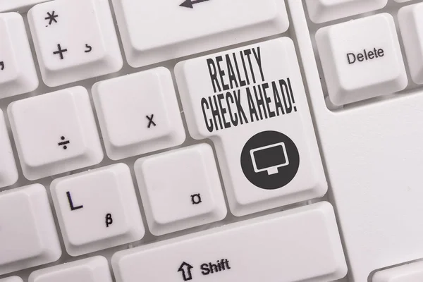 Signo de texto que muestra Reality Check Ahead. La foto conceptual les hace reconocer la verdad sobre situaciones o dificultades Teclado blanco para PC con papel de nota vacío sobre el espacio de copia de la tecla de fondo blanco . — Foto de Stock