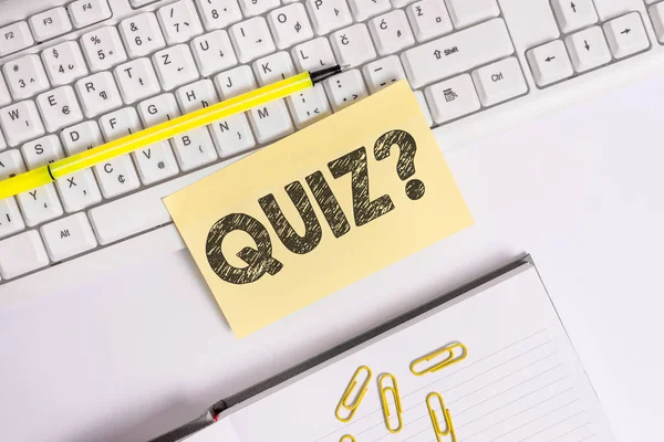 Sınav Sorusunu gösteren metin işareti. Kopya alanı ile pc klavyesi tarafından bireyler veya takımlar arasında rekabet olarak bilgi kavramsal fotoğraf testi Boş turuncu kare kağıtları.