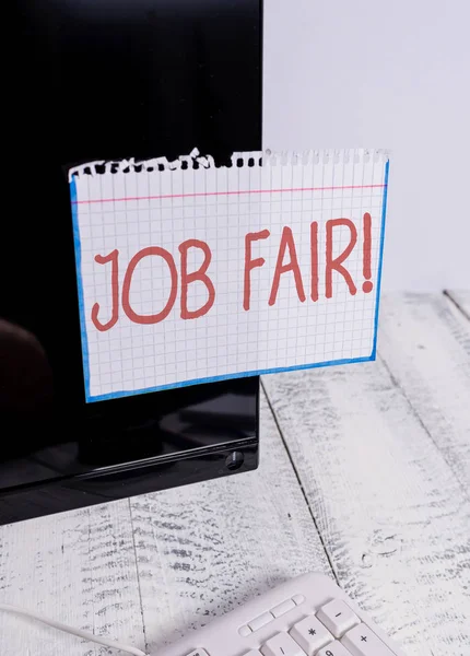 Signe texte montrant Job Fair. Événement photo conceptuel dans lequel les employeurs recruteurs donnent de l'information aux employés Papier de notation enregistré à l'écran noir de l'ordinateur près du clavier blanc . — Photo