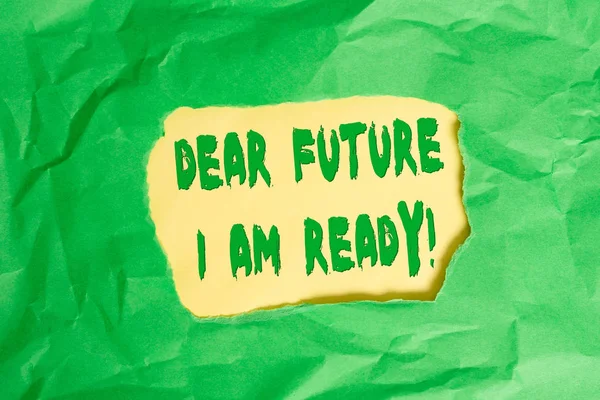 Escrevendo uma nota mostrando Dear Future I Am Ready. Foto de negócios mostrando o estado adequado para ação ou situação sendo totalmente preparado Verde amassado folha de papel colorido rasgado fundo colorido . — Fotografia de Stock