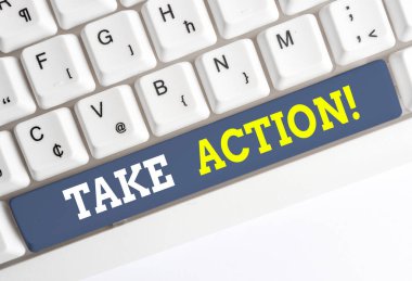 Eylem'i gösteren kavramsal el yazısı. İş fotoğraf metin beyaz arka plan üzerinde not kağıdı ile sorun Beyaz pc klavye ile amaç elde etmek için resmi veya uyumlu bir şey yapmak.